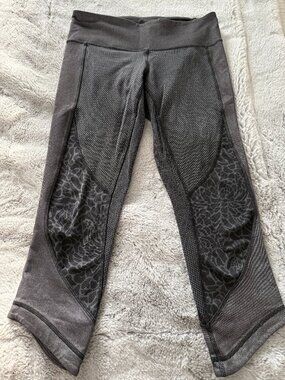 Lululemon cropped yoga tights